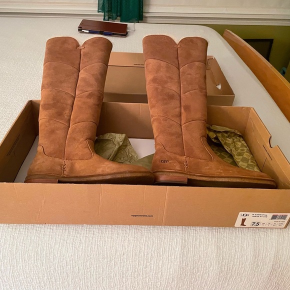 *SOLD* UGG W Samantha boots - Picture 1 of 3